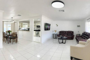 Bright 3/2 Home w/Wifi 5min to Hard Rock Stadium✰